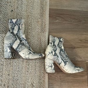 Steve Madden 8.5 snakeskin shoes!